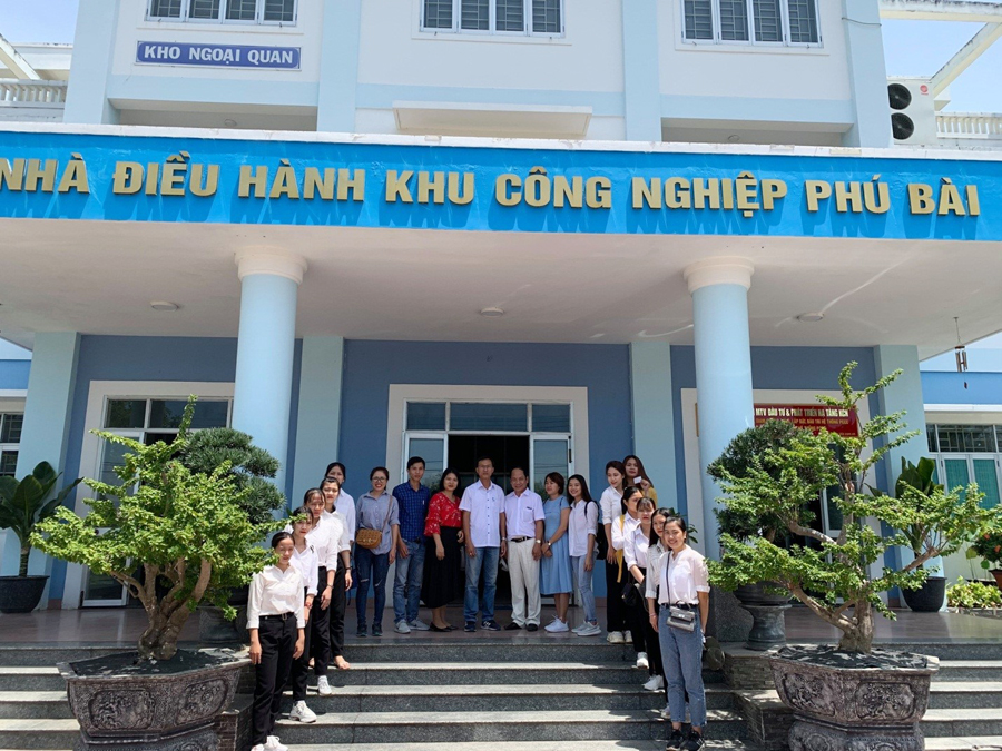 Đoàn sinh viên ngành Kinh doanh xuất nhập khẩu trường CĐTM tham quan thực tế