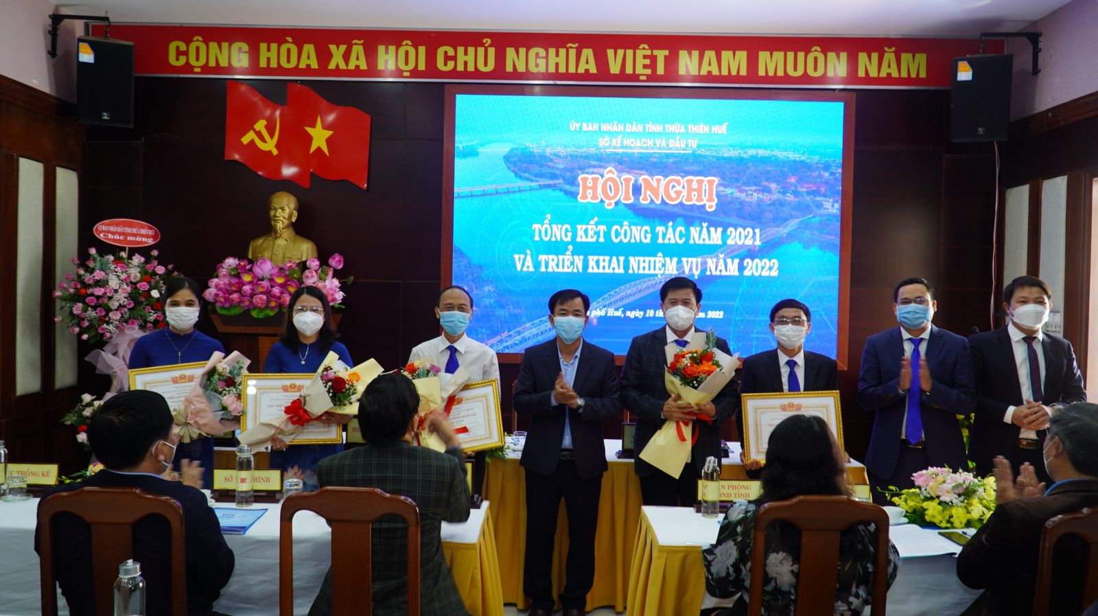 Xem doanh nghiệp và nhà đầu tư là trung tâm