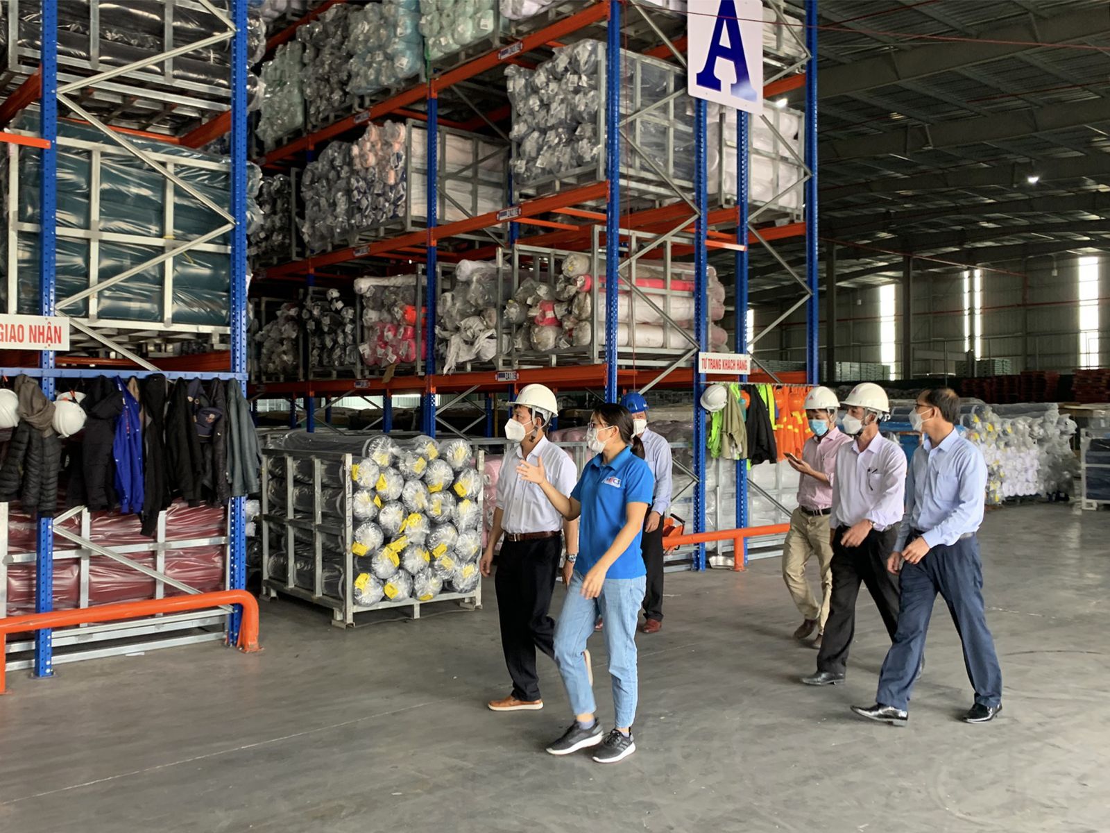 Phó Bí thư Thị ủy, Chủ tịch UBND Thị xã Hương Trà Nguyễn Duy Hùng tham quan Trung tâm Logistics tại Khu công nghiệp Phú Bài