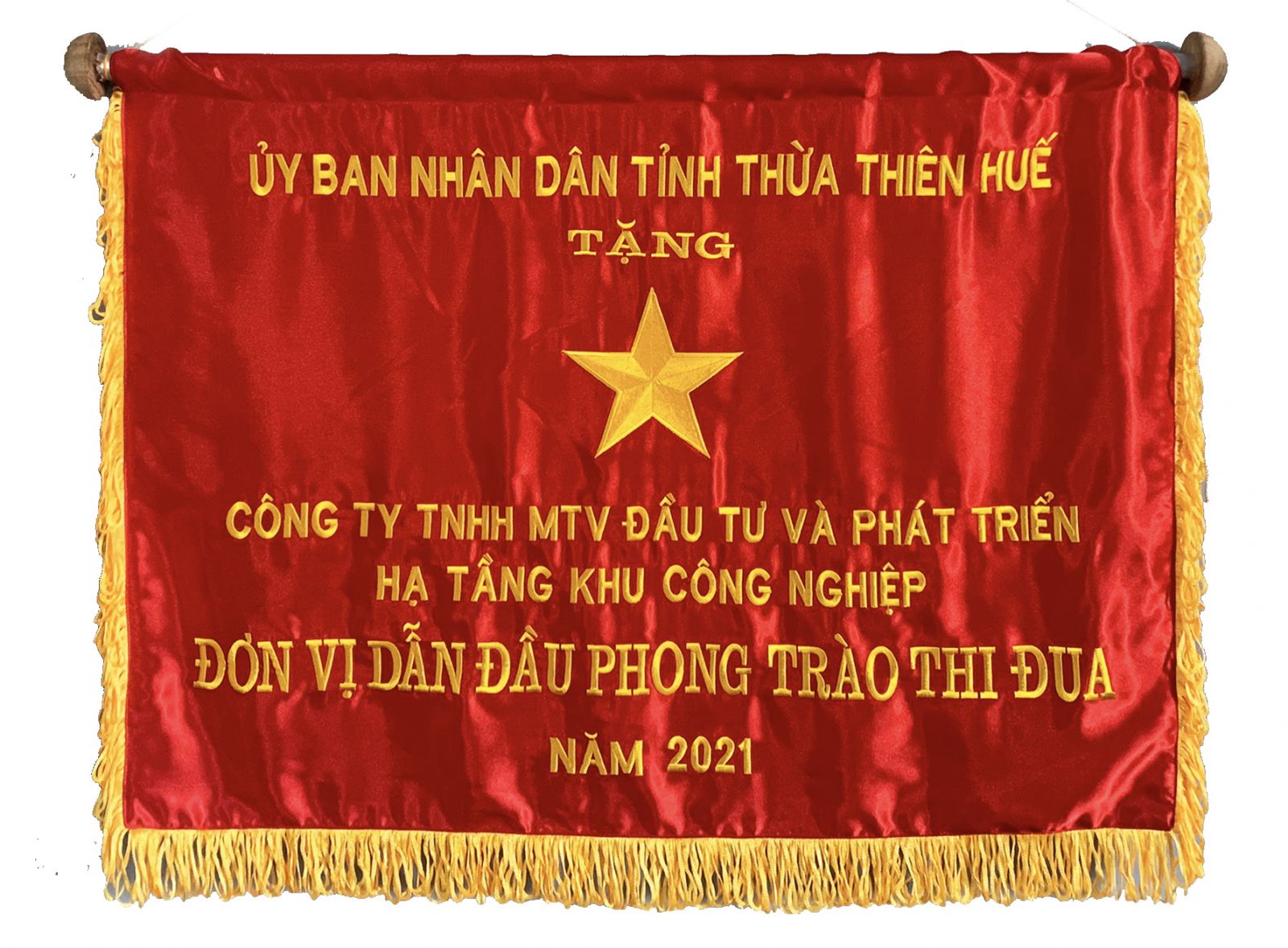 Nhận bằng khen của Chủ tịch UBND tỉnh Thừa Thiên Huế Nguyễn Văn Phương