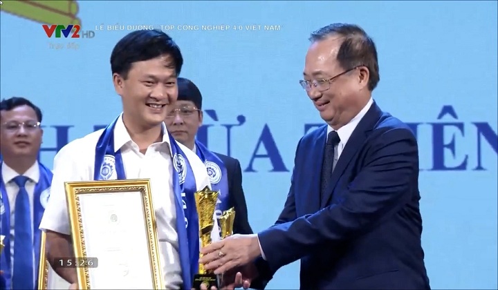 UBND tỉnh Thừa Thiên Huế được vinh danh là địa phương có thành tích tiêu biểu thực hiện công nghiệp 4.0 và chuyển đổi số