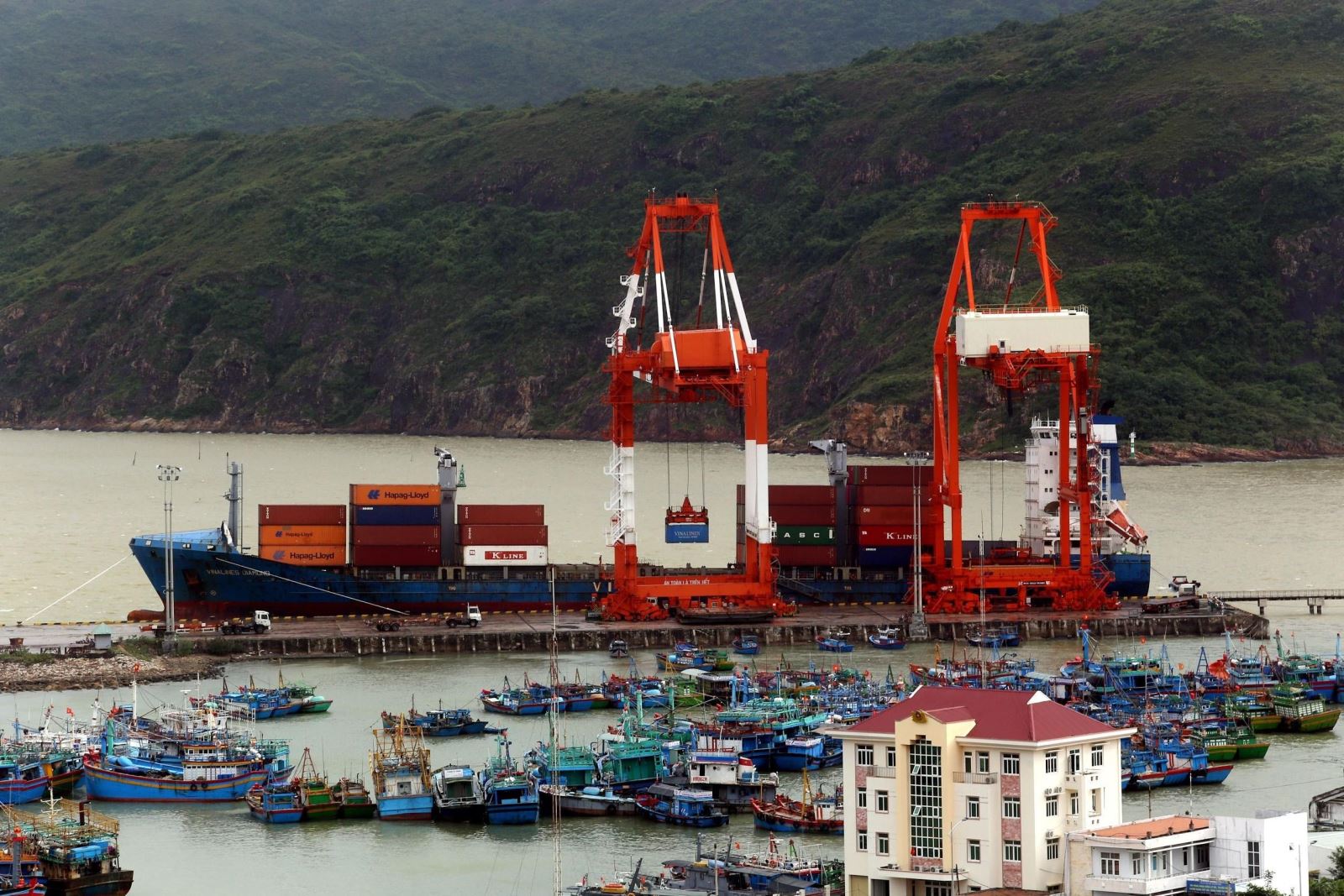 https://baothuathienhue.vn/image/fckeditor/upload/2022/20221114/images/hang-hoa.jpg