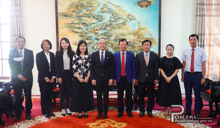 Lãnh đạo tỉnh chụp ảnh lưu niệm với Ngài Nikorndej Balankura, Đại sứ Thái Lan và đoàn công tác