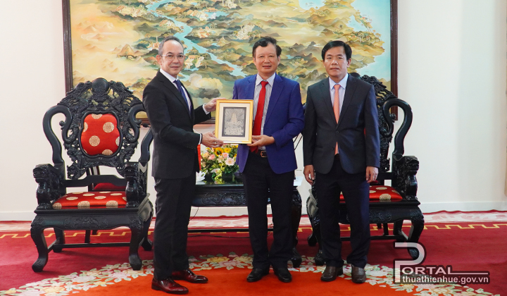 https://thuathienhue.gov.vn/Portals/0/Hieu2022/Thang%208/2022_08_15TiepDaiSu2.jpg